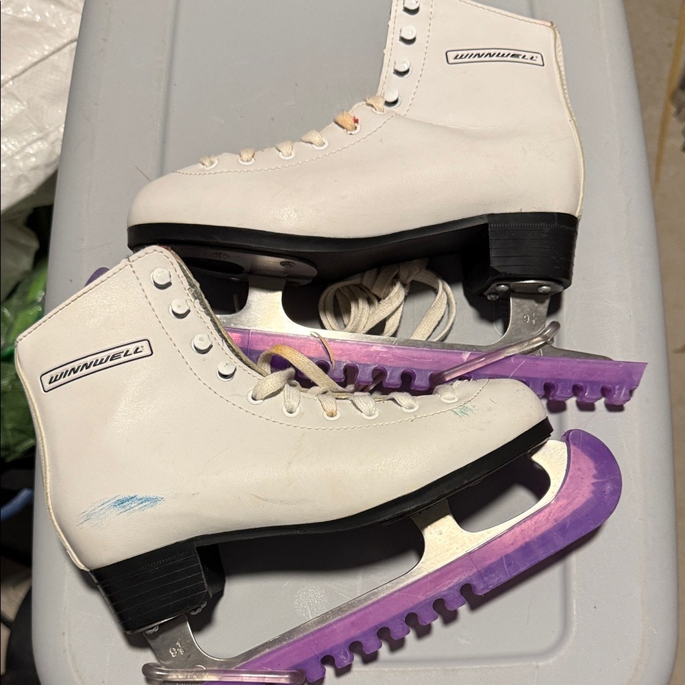 Winnwell White Ice Skates with Purple Guards 5J